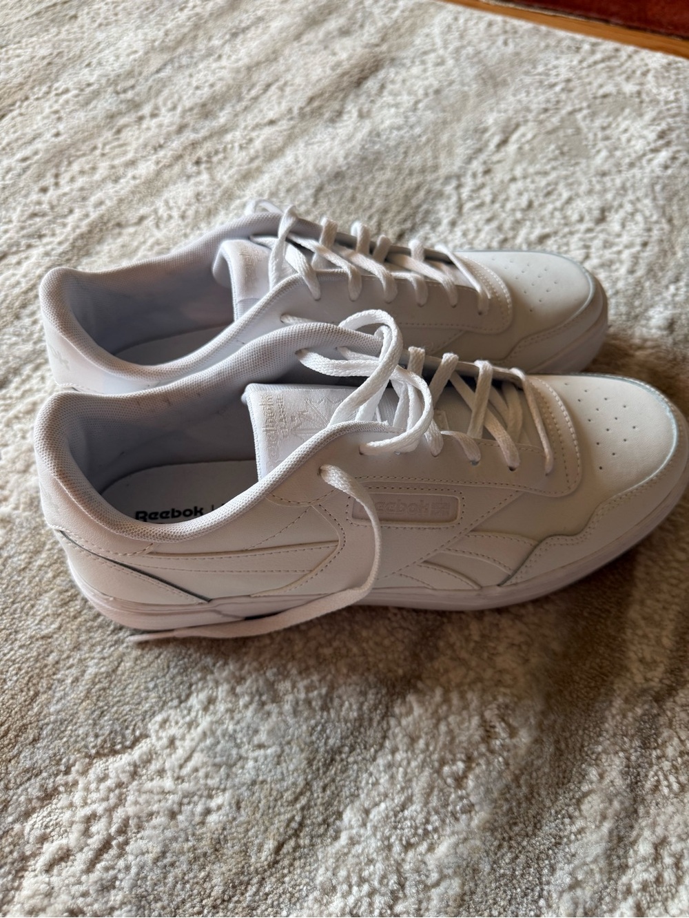 Reebok Classic All-White Low Top Sneakers NEW 9.5 - Picture 2 of 5